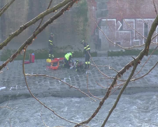 Si butta dal parapetto vicino alla Dora, soccorsa dai Vigili del fuoco